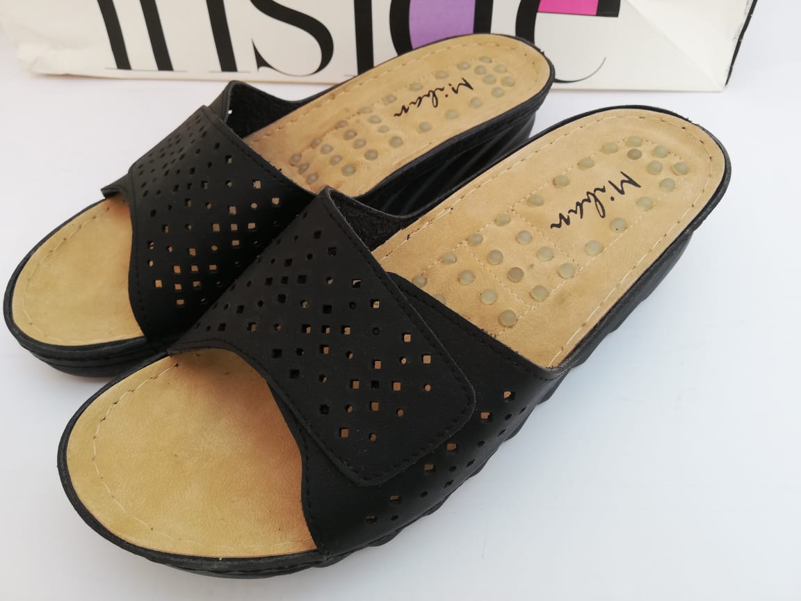 Decent Shoes Black color