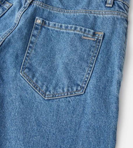 Wide Leg Fit high waist with wide bottoms and loose fit