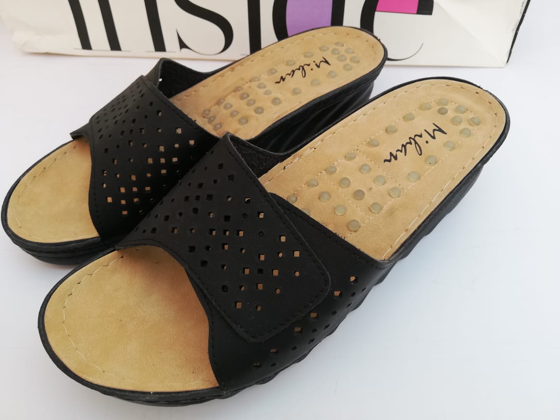Decent Shoes Black color